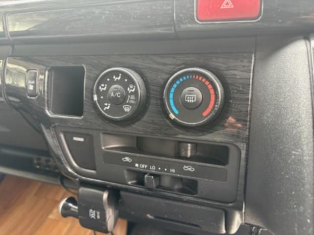 ハイエースバン ＳロングワイドＤＸ　ＧＬパッケージ　キャンピング車・ＲＥＶＯシート・ベッドシステム・ルーフラック・シンク流し台・ルーフ換気扇・ＴＶ・ナビ・バックカメラ・Ｒモニター・テーブル・網戸・１５ＡＷ（33枚目）