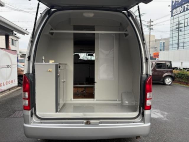 ハイエースバン ＳロングワイドＤＸ　ＧＬパッケージ　キャンピング車・ＲＥＶＯシート・ベッドシステム・ルーフラック・シンク流し台・ルーフ換気扇・ＴＶ・ナビ・バックカメラ・Ｒモニター・テーブル・網戸・１５ＡＷ（47枚目）