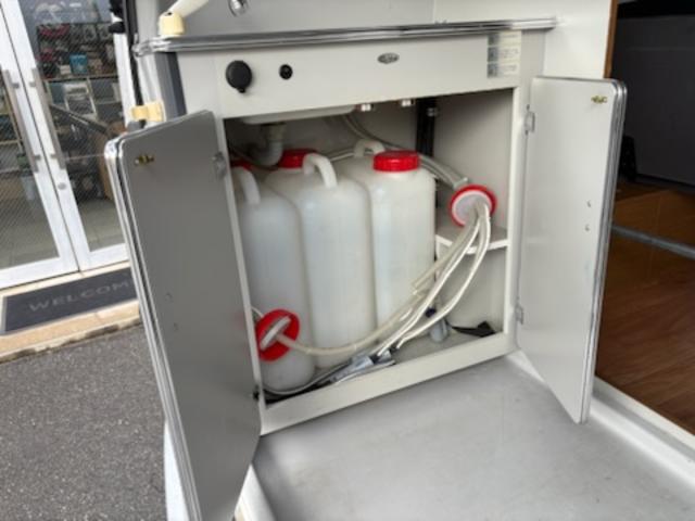 ハイエースバン ＳロングワイドＤＸ　ＧＬパッケージ　キャンピング車・ＲＥＶＯシート・ベッドシステム・ルーフラック・シンク流し台・ルーフ換気扇・ＴＶ・ナビ・バックカメラ・Ｒモニター・テーブル・網戸・１５ＡＷ（49枚目）