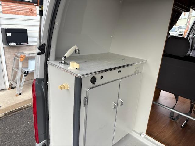 ハイエースバン ＳロングワイドＤＸ　ＧＬパッケージ　キャンピング車・ＲＥＶＯシート・ベッドシステム・ルーフラック・シンク流し台・ルーフ換気扇・ＴＶ・ナビ・バックカメラ・Ｒモニター・テーブル・網戸・１５ＡＷ（51枚目）