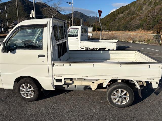 ハイゼットトラック スペシャル　４ＷＤ　エアコン　パワステ　５速ミッション（8枚目）