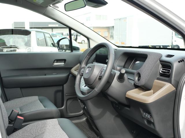 フリード e:HEVエアーEX 登録済未使用車 【いまコレ+】新品ナビ、新品マット ホンダセンシング 9インチナビ バックカメラ ETC2.0 2列目USB充電器 両側電動スライド シートヒーター 電子パーキング LEDヘッドライト(13枚目)