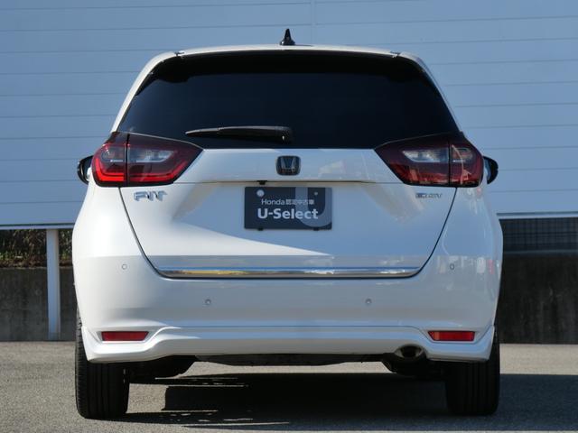 フィット ｅ：ＨＥＶリュクス　ホンダセンシング　インターナビ　バックカメラ　ＥＴＣ２．０　ワイヤレス充電器　本革シート　シートヒーター　ハンドルヒーター　電子パーキング　アドバンスドミラー　モデューロエアロ　ＬＥＤヘッドライト（5枚目）
