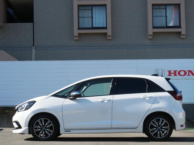 フィット ｅ：ＨＥＶリュクス　ホンダセンシング　インターナビ　バックカメラ　ＥＴＣ２．０　ワイヤレス充電器　本革シート　シートヒーター　ハンドルヒーター　電子パーキング　アドバンスドミラー　モデューロエアロ　ＬＥＤヘッドライト（6枚目）