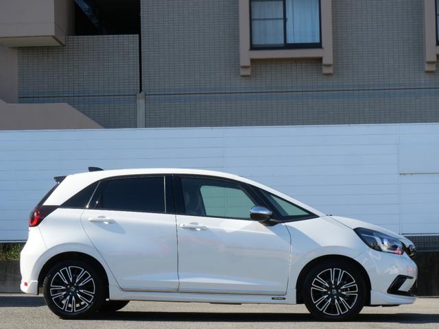 フィット ｅ：ＨＥＶリュクス　ホンダセンシング　インターナビ　バックカメラ　ＥＴＣ２．０　ワイヤレス充電器　本革シート　シートヒーター　ハンドルヒーター　電子パーキング　アドバンスドミラー　モデューロエアロ　ＬＥＤヘッドライト（7枚目）