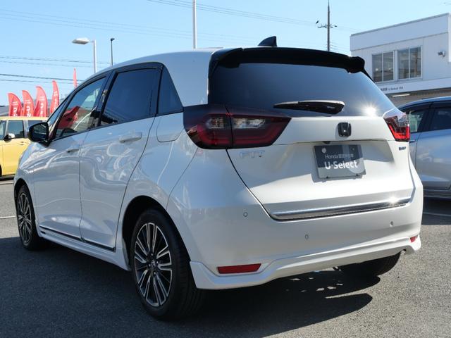 フィット ｅ：ＨＥＶリュクス　ホンダセンシング　インターナビ　バックカメラ　ＥＴＣ２．０　ワイヤレス充電器　本革シート　シートヒーター　ハンドルヒーター　電子パーキング　アドバンスドミラー　モデューロエアロ　ＬＥＤヘッドライト（11枚目）