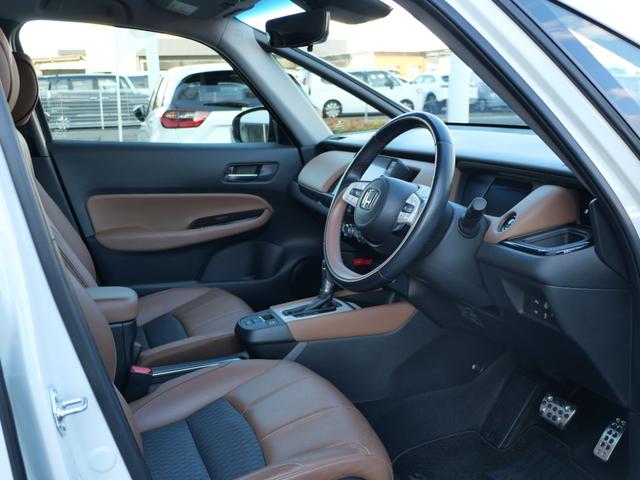 フィット ｅ：ＨＥＶリュクス　ホンダセンシング　インターナビ　バックカメラ　ＥＴＣ２．０　ワイヤレス充電器　本革シート　シートヒーター　ハンドルヒーター　電子パーキング　アドバンスドミラー　モデューロエアロ　ＬＥＤヘッドライト（12枚目）