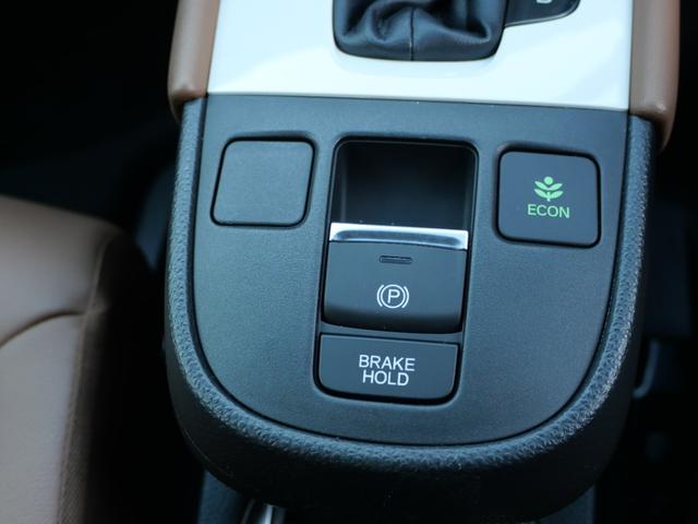 フィット ｅ：ＨＥＶリュクス　ホンダセンシング　インターナビ　バックカメラ　ＥＴＣ２．０　ワイヤレス充電器　本革シート　シートヒーター　ハンドルヒーター　電子パーキング　アドバンスドミラー　モデューロエアロ　ＬＥＤヘッドライト（23枚目）