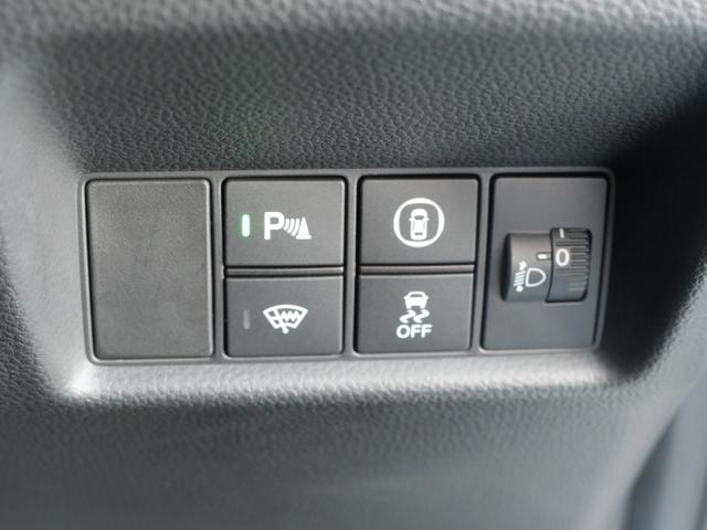 フィット ｅ：ＨＥＶリュクス　ホンダセンシング　インターナビ　バックカメラ　ＥＴＣ２．０　ワイヤレス充電器　本革シート　シートヒーター　ハンドルヒーター　電子パーキング　アドバンスドミラー　モデューロエアロ　ＬＥＤヘッドライト（26枚目）