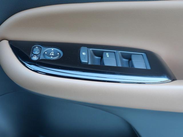 フィット ｅ：ＨＥＶリュクス　ホンダセンシング　インターナビ　バックカメラ　ＥＴＣ２．０　ワイヤレス充電器　本革シート　シートヒーター　ハンドルヒーター　電子パーキング　アドバンスドミラー　モデューロエアロ　ＬＥＤヘッドライト（28枚目）