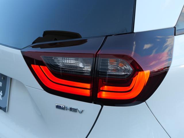 フィット ｅ：ＨＥＶリュクス　ホンダセンシング　インターナビ　バックカメラ　ＥＴＣ２．０　ワイヤレス充電器　本革シート　シートヒーター　ハンドルヒーター　電子パーキング　アドバンスドミラー　モデューロエアロ　ＬＥＤヘッドライト（61枚目）