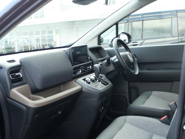 フリード ｅ：ＨＥＶエアーＥＸ　いまコレ＋　新品ナビ　新品マット　９インチコネクトナビ　マルチビューカメラ　ＵＳＢ　ＥＴＣ２．０　ホンダセンシング　両側電動スライドドア　１５インチアルミホイール　シートヒーター　バックカメラ（14枚目）