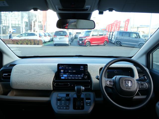 フリード e:HEVエアーEX 登録済未使用車 9インチコネクトナビ マルチビューカメラ USB ETC2.0 ホンダセンシング 両側電動スライドドア 15インチアルミホイール シートヒーター 電子パーキングブレーキ バックカメラ(4枚目)