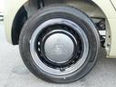 特別装備の14インチスチールホイールです。見栄えが良く足元が引き立つので、車全体のイメージがアップします!タイヤサイズは155/65R14インチでタイヤの溝は、右後6mmございます。