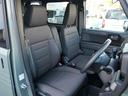 自然な姿勢を保ち、体への負担をやわらげる運転席シート。痛めやすい腰へのサポートも強化しています。シートフレームは乗用車と同等サイズのものを採用し、座り心地にもこだわりました。