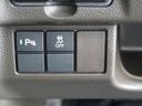 パーキングセンサー/バックの際、クルマの後方と斜め後ろにある障害物の接近を音と表示でお知らせ。 横滑り抑制機能/雨・雪の日や、急ハンドル時に起こる横滑りを抑制。