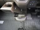 助手席から、運転席からでも使っていただける収納式ドリンクホルダー。紙パックも置いていただける優れものです!