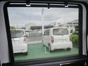 ロールサンシェードで日差しのまぶしさをやわらげ、室内の居心地もよく快適に過ごすことができます。お昼寝などにもピッタリです!プライバシーの保護にも役立ちます。
