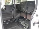 狭い駐車場などでテールゲートが開けられない時は、後席の座面をはね上げて荷物を積める空間に。