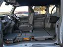ダイブダウン機構付助手席&リアシート 助手席の背もたれを前に倒したら、シートを座面ごと足元へ収納。後席も左右分割で収納して広いスペースにすれば、脚立などの長尺物もすっきりおさまります。