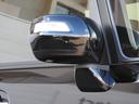 ドアミラーは電動格納式で、便利に角度調整可能です。駐車や狭い道でも安心して運転できる便利な装備です。