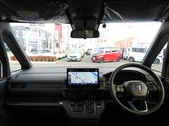 座った瞬間に、運転しやすいと感じられる見晴らしのよさ。運転時の目印になるよう、ボンネットが見える範囲にもこだわり、車両感覚が掴みやすいデザインとしました。 4