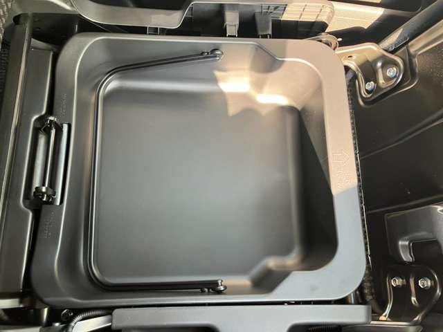 ����Ȃ̃V�[�g�̉��ɂ́A���O�����\�ȃo�X�P�b�g�ɂȂ��Ă��܂��B