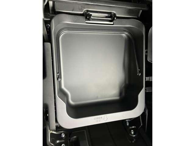 ����Ȃ̃V�[�g�̉��ɂ́A���O�����\�ȃo�X�P�b�g�ɂȂ��Ă��܂��B