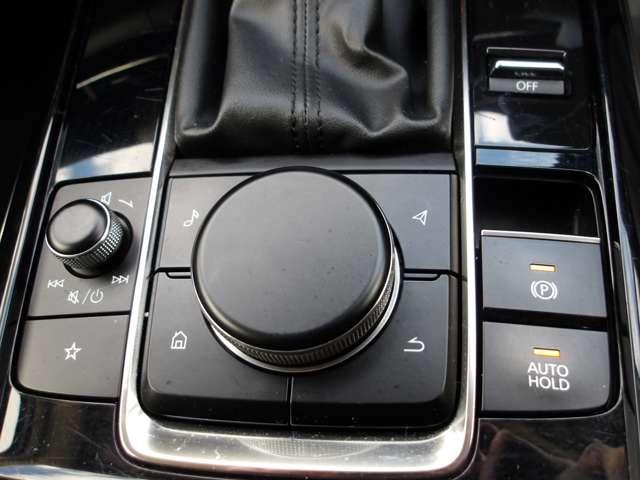 �}�c�_�R�l�N�g�𑀍삷��ׂ̃R�}���_�[�R���g���[���́A��]�E�`���g�E�v�b�V�����삪�\�ȃ��[�^���[�X�C�b�`�ƃ{�^����g�ݍ��킹�����j�b�g�ł��B�f�B�X�v���C�ɕ\�������S�Ă̍��ڂ𑀍�ł��܂��B