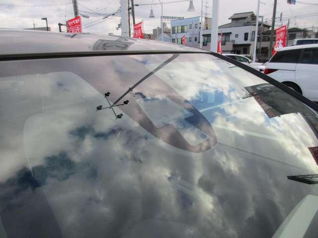 �t�����g�K���X�㕔�ɔ�Q�y���u���[�L�V�X�e���̃Z���T�[���t���Ă���܂���