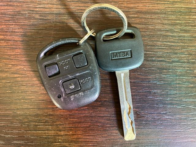 ランドクルーザー８０ ＶＸリミテッド　サンルーフ　リフトアップ　ミッキートンプソン１６ＡＷ　アイアンバンパー　サイドステップ　ウッドコンビステア　シートカバー　ナビＴＶバックカメラ　後席モニター　ドラレコ　ＬＥＤヘッド　クルコン　キーレス（70枚目）