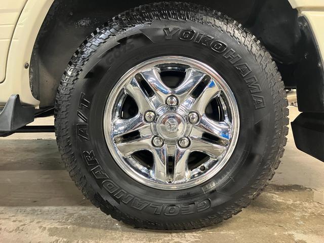 ランドクルーザー１００ ＶＸリミテッド　ディーゼルターボ　フジツボ２本出しマフラー　純正１６インチＡＷ　背面タイヤ　アルパインナビ　バックカメラ　クルーズコントロール　ＬＥＤヘッド　ＬＥＤフォグ　コムテックドラレコ　キーレス　タイベル交換済（13枚目）