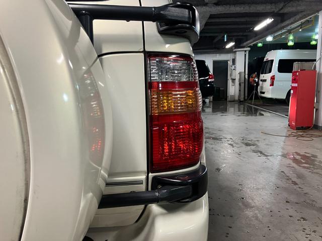 ランドクルーザー１００ ＶＸリミテッド　ディーゼルターボ　フジツボ２本出しマフラー　純正１６インチＡＷ　背面タイヤ　アルパインナビ　バックカメラ　クルーズコントロール　ＬＥＤヘッド　ＬＥＤフォグ　コムテックドラレコ　キーレス　タイベル交換済（23枚目）