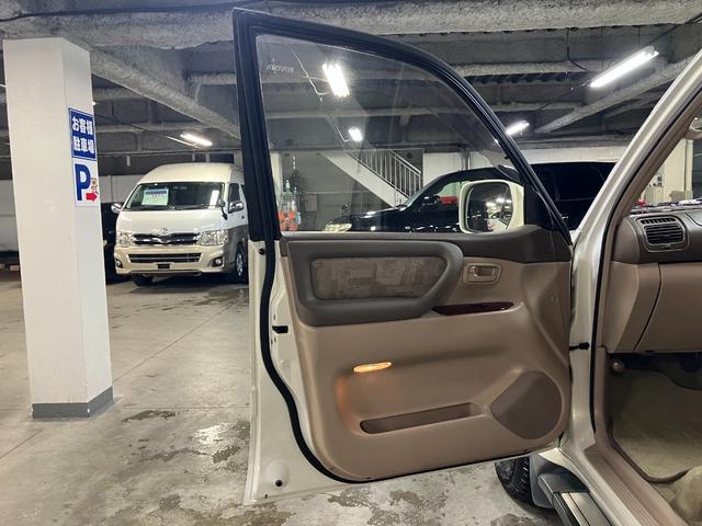 ランドクルーザー１００ ＶＸリミテッド　ディーゼルターボ　フジツボ２本出しマフラー　純正１６インチＡＷ　背面タイヤ　アルパインナビ　バックカメラ　クルーズコントロール　ＬＥＤヘッド　ＬＥＤフォグ　コムテックドラレコ　キーレス　タイベル交換済（52枚目）