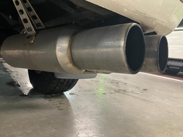 ランドクルーザー１００ ＶＸリミテッド　ディーゼルターボ　フジツボ２本出しマフラー　純正１６インチＡＷ　背面タイヤ　アルパインナビ　バックカメラ　クルーズコントロール　ＬＥＤヘッド　ＬＥＤフォグ　コムテックドラレコ　キーレス　タイベル交換済（68枚目）