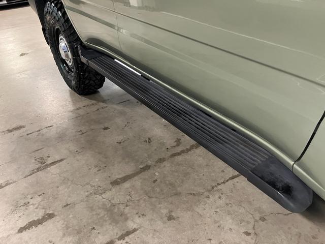 ランドクルーザー100 VXリミテッド カーキ全塗装済 丸目ヘッド換装 DEAN16インチAW TOYOオープンカントリーMTタイヤ TOYOTAグリル サイドステップ ウッドコンビステア SDナビTVバックカメラ シートカバー キーレス(12枚目)