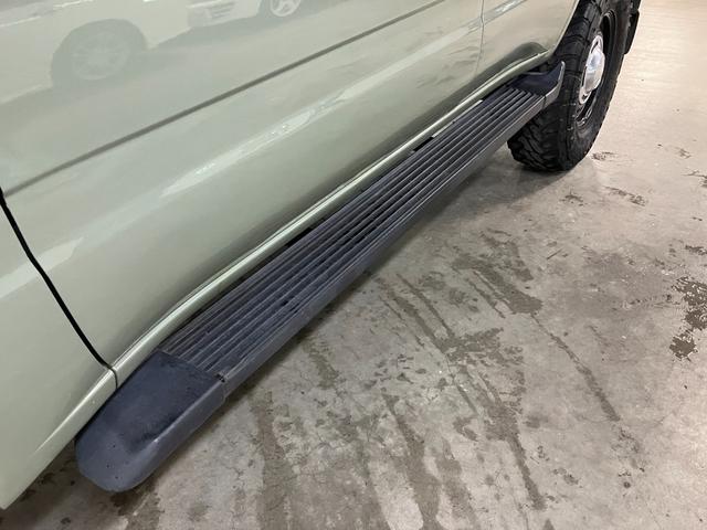 ランドクルーザー100 VXリミテッド カーキ全塗装済 丸目ヘッド換装 DEAN16インチAW TOYOオープンカントリーMTタイヤ TOYOTAグリル サイドステップ ウッドコンビステア SDナビTVバックカメラ シートカバー キーレス(13枚目)
