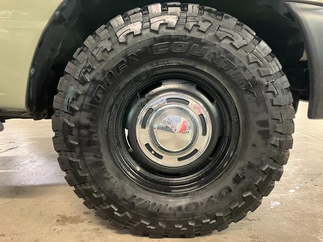 ランドクルーザー100 VXリミテッド カーキ全塗装済 丸目ヘッド換装 DEAN16インチAW TOYOオープンカントリーMTタイヤ TOYOTAグリル サイドステップ ウッドコンビステア SDナビTVバックカメラ シートカバー キーレス(17枚目)