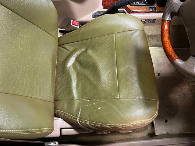 ランドクルーザー100 VXリミテッド カーキ全塗装済 丸目ヘッド換装 DEAN16インチAW TOYOオープンカントリーMTタイヤ TOYOTAグリル サイドステップ ウッドコンビステア SDナビTVバックカメラ シートカバー キーレス(42枚目)