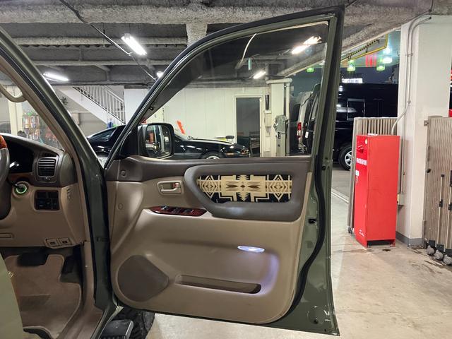 ランドクルーザー100 VXリミテッド カーキ全塗装済 丸目ヘッド換装 DEAN16インチAW TOYOオープンカントリーMTタイヤ TOYOTAグリル サイドステップ ウッドコンビステア SDナビTVバックカメラ シートカバー キーレス(43枚目)