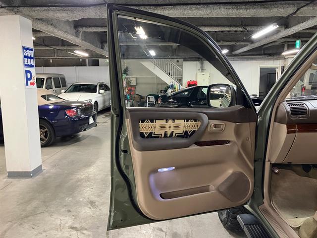 ランドクルーザー100 VXリミテッド カーキ全塗装済 丸目ヘッド換装 DEAN16インチAW TOYOオープンカントリーMTタイヤ TOYOTAグリル サイドステップ ウッドコンビステア SDナビTVバックカメラ シートカバー キーレス(51枚目)