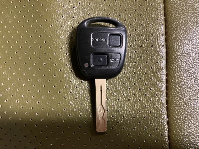 ランドクルーザー100 VXリミテッド カーキ全塗装済 丸目ヘッド換装 DEAN16インチAW TOYOオープンカントリーMTタイヤ TOYOTAグリル サイドステップ ウッドコンビステア SDナビTVバックカメラ シートカバー キーレス(67枚目)