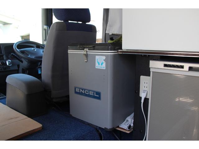 シビリアンバス 　キャンピングカー／８ナンバー／５人乗り／テーブル／シャワールーム／ベット／シンク／電子レンジ／テレビ／冷蔵庫／クーラーボックス／棚／ソファー／サイドオーニング／外部電源／ＥＴＣ／Ｂｌｕｅｔｏｏｔｈ／（6枚目）