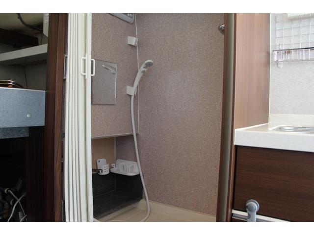 シビリアンバス 　キャンピングカー／８ナンバー／５人乗り／テーブル／シャワールーム／ベット／シンク／電子レンジ／テレビ／冷蔵庫／クーラーボックス／棚／ソファー／サイドオーニング／外部電源／ＥＴＣ／Ｂｌｕｅｔｏｏｔｈ／（17枚目）