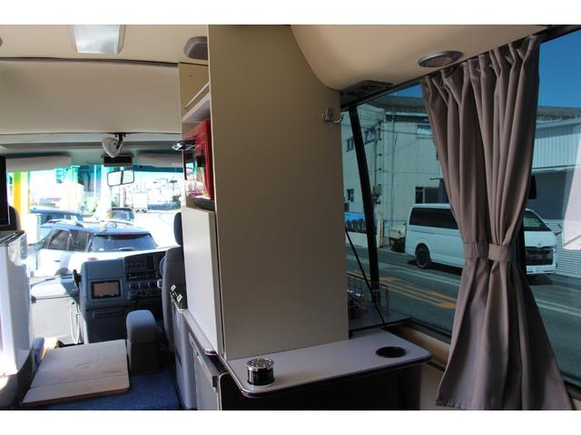 シビリアンバス 　キャンピングカー／８ナンバー／５人乗り／テーブル／シャワールーム／ベット／シンク／電子レンジ／テレビ／冷蔵庫／クーラーボックス／棚／ソファー／サイドオーニング／外部電源／ＥＴＣ／Ｂｌｕｅｔｏｏｔｈ／（35枚目）