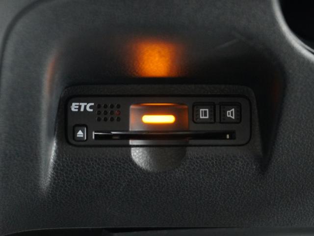 フィットハイブリッド スマートセレクション　純正ナビゲーション／バックカメラ／ワンセグＴＶ／ミュージックプレーヤー接続／ＤＶＤ再生／ＥＴＣ車載器／クルーズコントロール／スマートキー／オートエアコン／盗難防止システム／横滑り制御装置／電動格ミラー（4枚目）