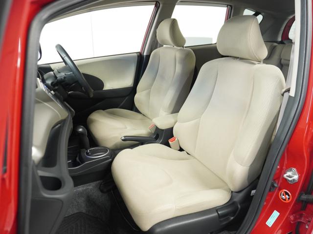 フィットハイブリッド スマートセレクション　純正ナビゲーション／バックカメラ／ワンセグＴＶ／ミュージックプレーヤー接続／ＤＶＤ再生／ＥＴＣ車載器／クルーズコントロール／スマートキー／オートエアコン／盗難防止システム／横滑り制御装置／電動格ミラー（9枚目）