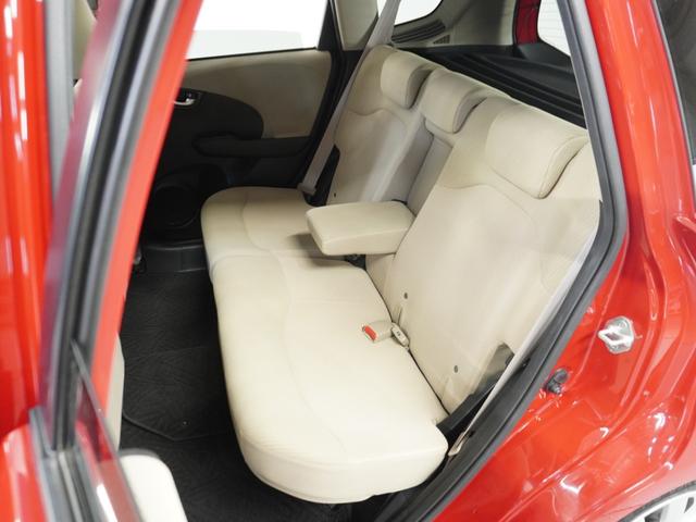 フィットハイブリッド スマートセレクション　純正ナビゲーション／バックカメラ／ワンセグＴＶ／ミュージックプレーヤー接続／ＤＶＤ再生／ＥＴＣ車載器／クルーズコントロール／スマートキー／オートエアコン／盗難防止システム／横滑り制御装置／電動格ミラー（10枚目）