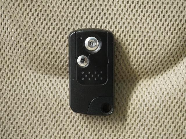 フィットハイブリッド スマートセレクション　純正ナビゲーション／バックカメラ／ワンセグＴＶ／ミュージックプレーヤー接続／ＤＶＤ再生／ＥＴＣ車載器／クルーズコントロール／スマートキー／オートエアコン／盗難防止システム／横滑り制御装置／電動格ミラー（17枚目）