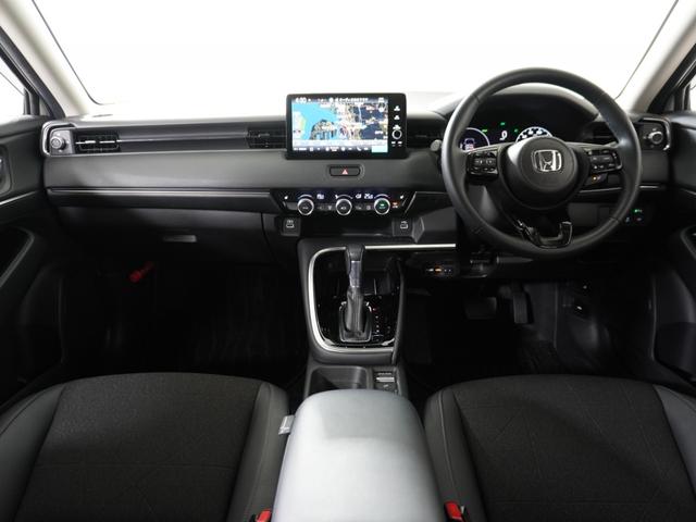 ヴェゼル ｅ：ＨＥＶＺ　１オ－ナ－ナビＤレコＲカメＥＴＣ２．０クルコン　渋滞追従クルーズ　Ｂｌｕｅｔｏｏｔｈ　ハンドルヒーター　障害物センサー　シートヒーター　ダウンヒルアシスト　デイライト　ブラインドスポット　禁煙車（9枚目）